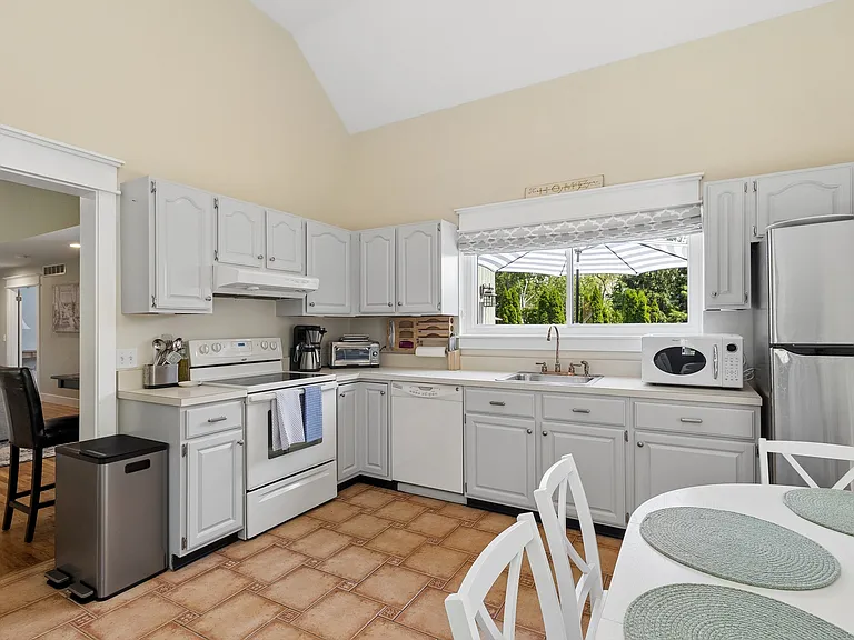 7 Eileen Cir — Photo 6