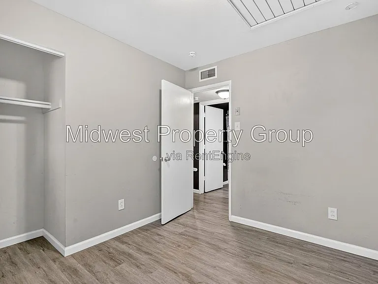 690 Central Pkwy — Photo 13