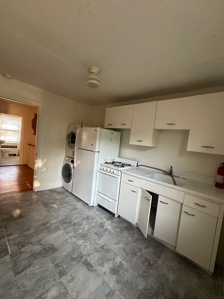 Building Photo - 3529 Pelham Ave #2
