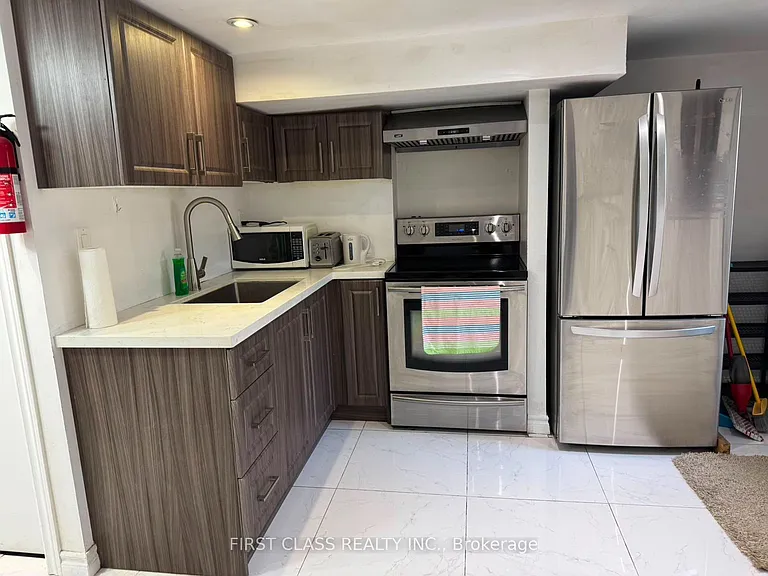524 Bathurst St #BSMNT — Photo 2