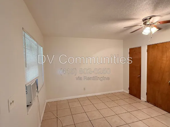 2404 10th St W #4, Bradenton, FL 34205