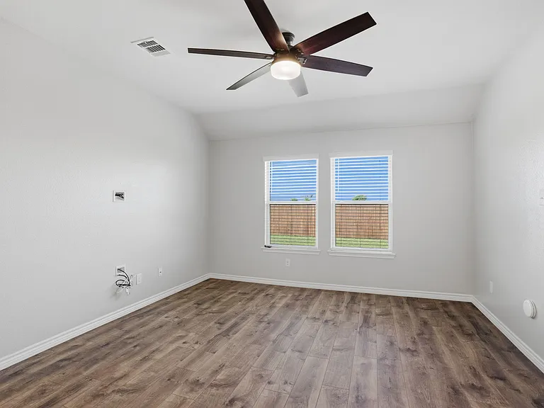 1106 Cowboy Ln — Photo 4