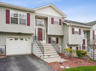 27 Oak Point Dr, Hamburg, NJ 07419