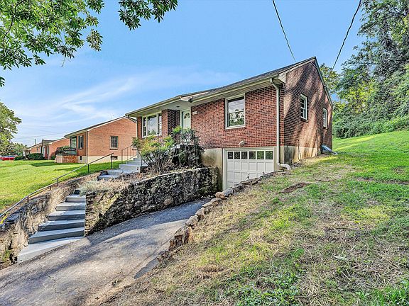 3rd image of 423 Parkdale Dr