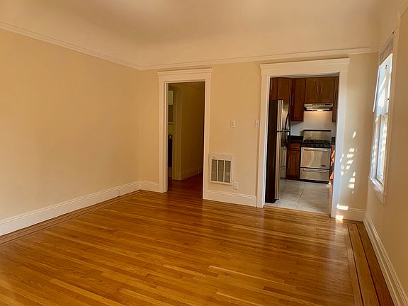4th image of 230 Oak St APT 20