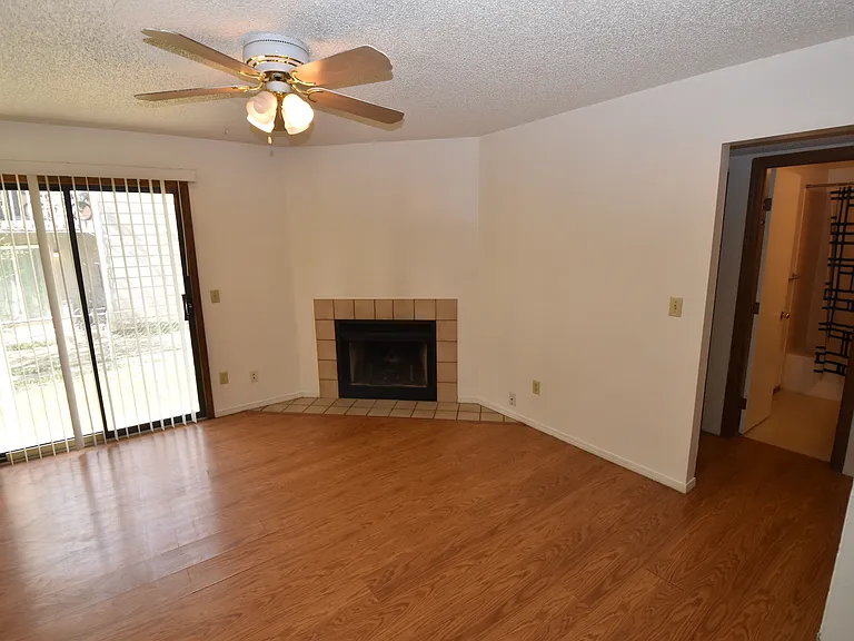 1050 Mazatlan Cir #C — Photo 9