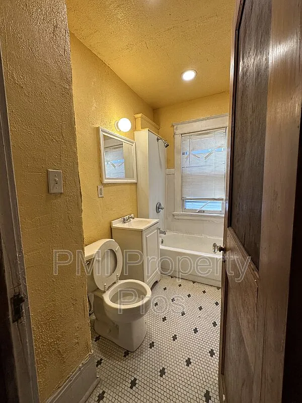 3 bed, 1.0 bath, 2500 sqft, $1,100 — Photo 3