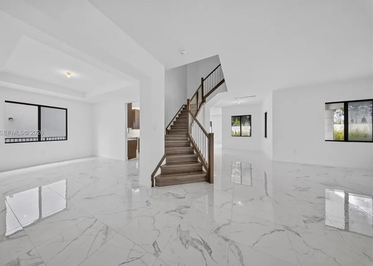 5 bed, 3350 sqft, $13,900 — Photo 4