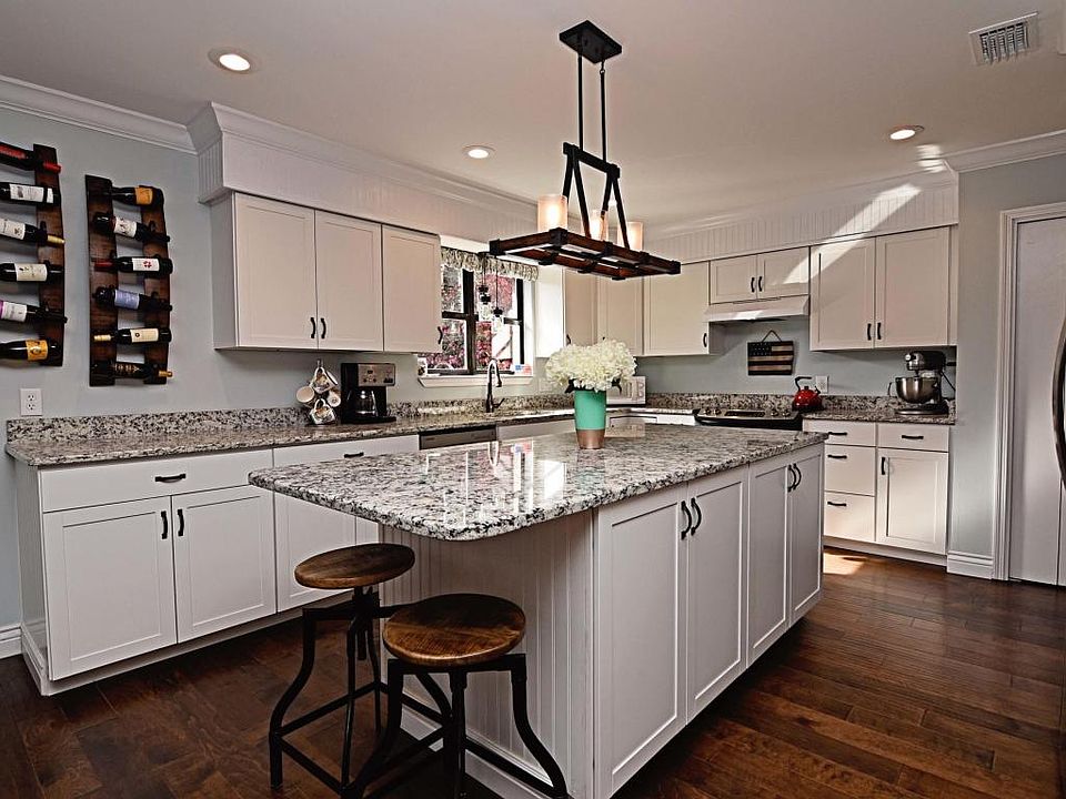 1st image of 1018 Troon Dr E