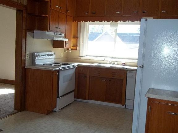 3rd image of 419 Lyman St