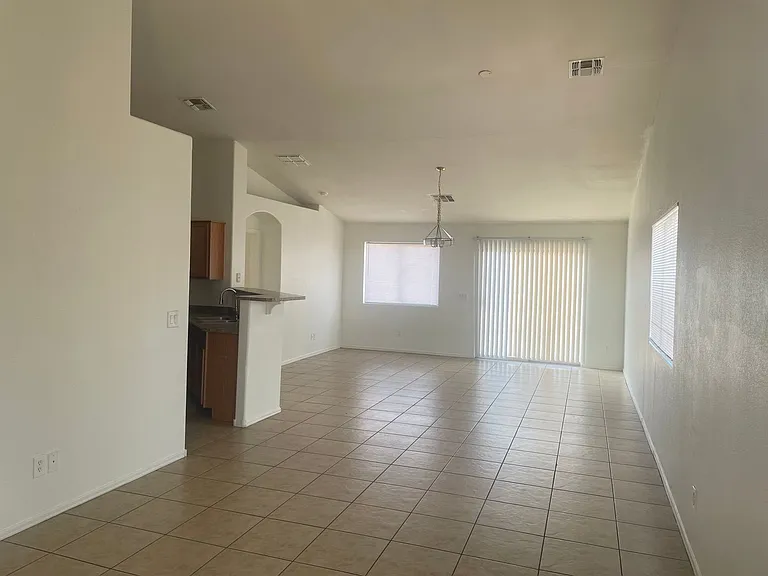 915 W Bowker St — Photo 3