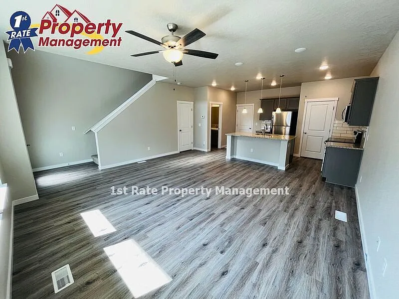 3 bed, 2.5 bath, 1685 sqft, $1,995 — Photo 3