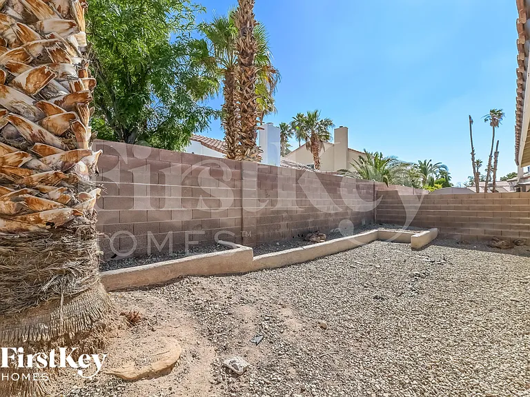 1742 La Cruz Dr — Photo 15