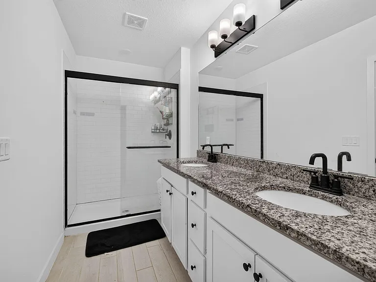 608 NE Waters Edge Ln — Photo 21