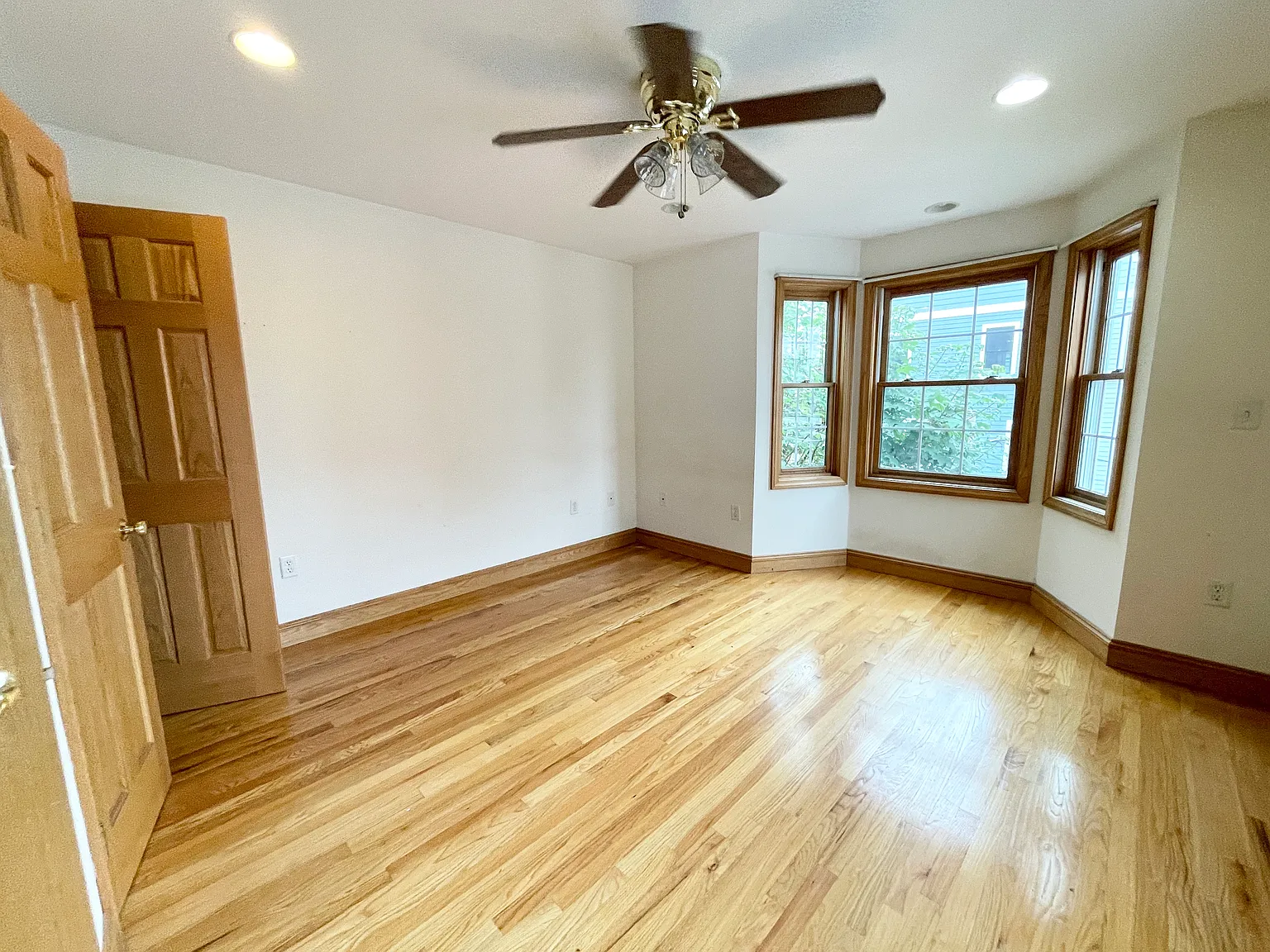 3 bed, 2.5 bath, 9999 sqft, $4,950 — Photo 3