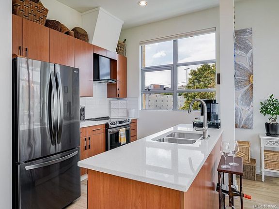 4th image of 797 Tyee Rd #401