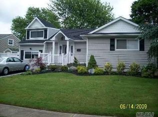 516 N Oak St, Massapequa, NY 11758