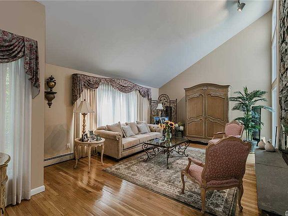 3rd image of 90 Percy Williams Dr