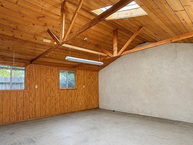 4434 Tyrone Ave — Photo 10