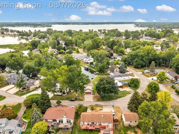 1025 Otter Ave, Waterford, MI 48328