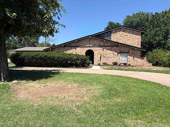 2nd image of 2801 Wildwood Dr