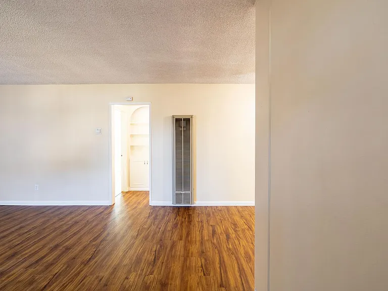 Sleepy Hollow Apartments — Photo 15
