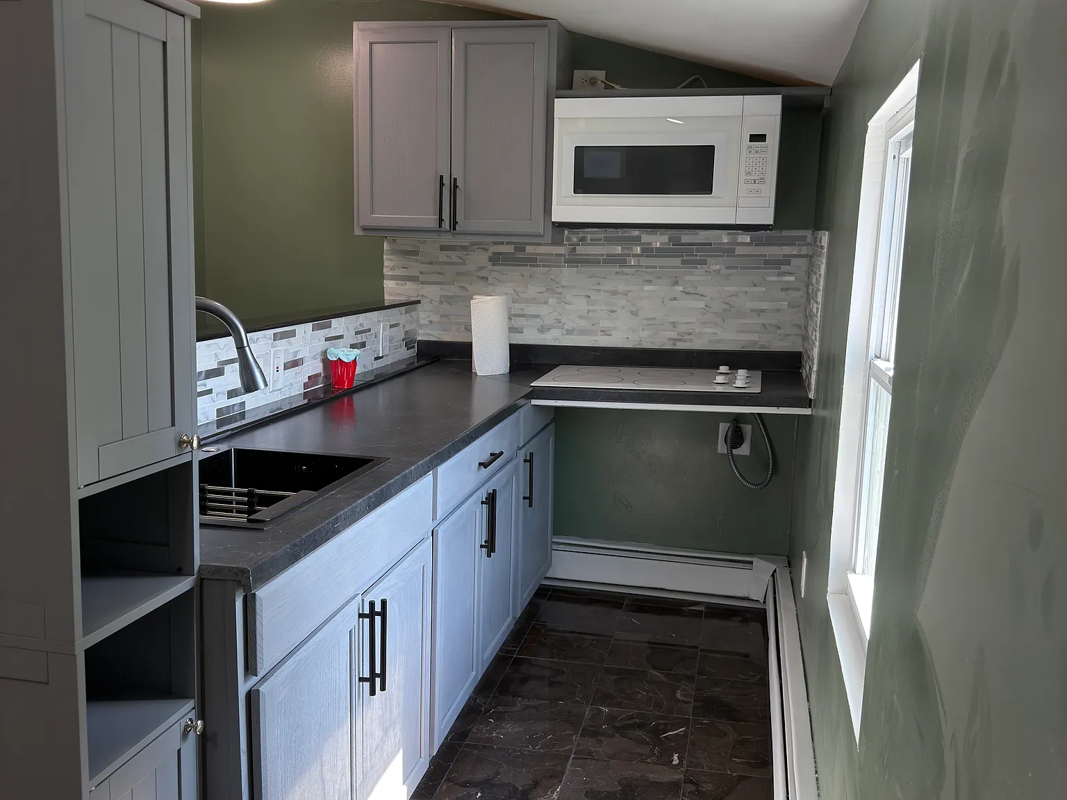 3 bed, 900 sqft, $2,100 — Photo 1