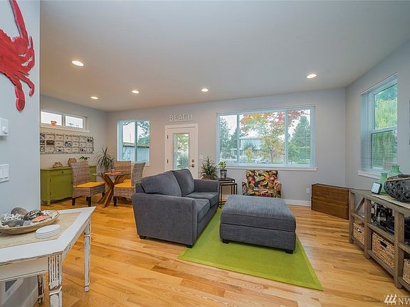 3rd image of 164 Tarragon Ave