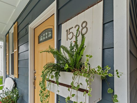 3rd image of 1538 Saint Clair St