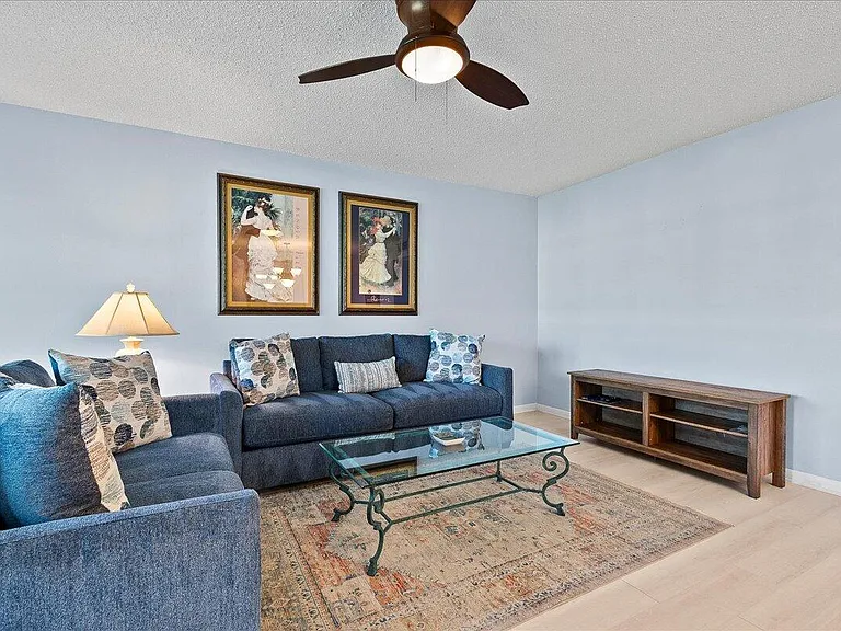 220 Country Ln #B — Photo 4