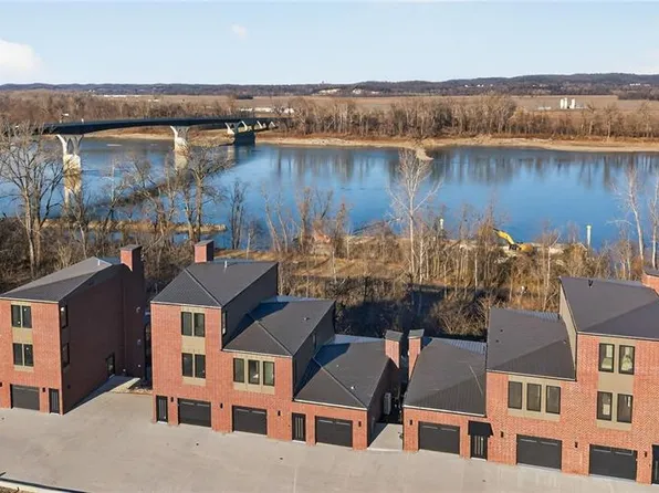 1017 River Bluff Dr, Washington, MO 63090