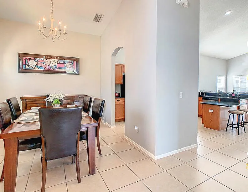 5 bed, 2362 sqft, $3,200 — Photo 4
