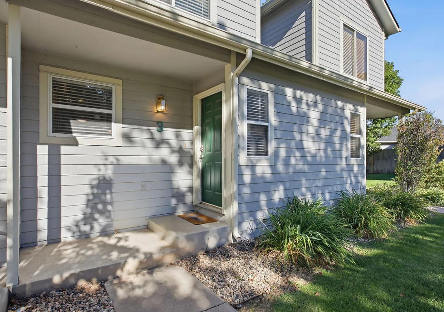 3 Bedroom Townhome near Overland Ave — Photo 2