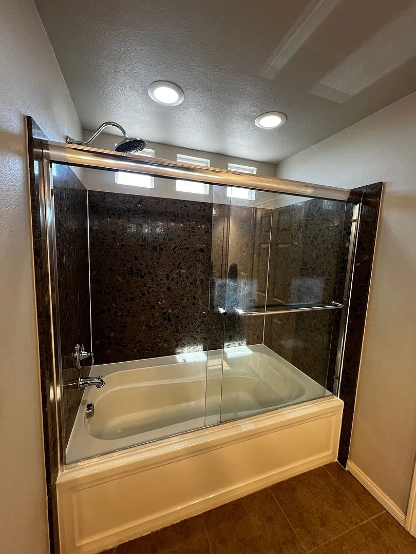 Dual Primary Suites, Heated Pool & Spa in Southwest Las Vegas. SOLAR Panels — Photo 4