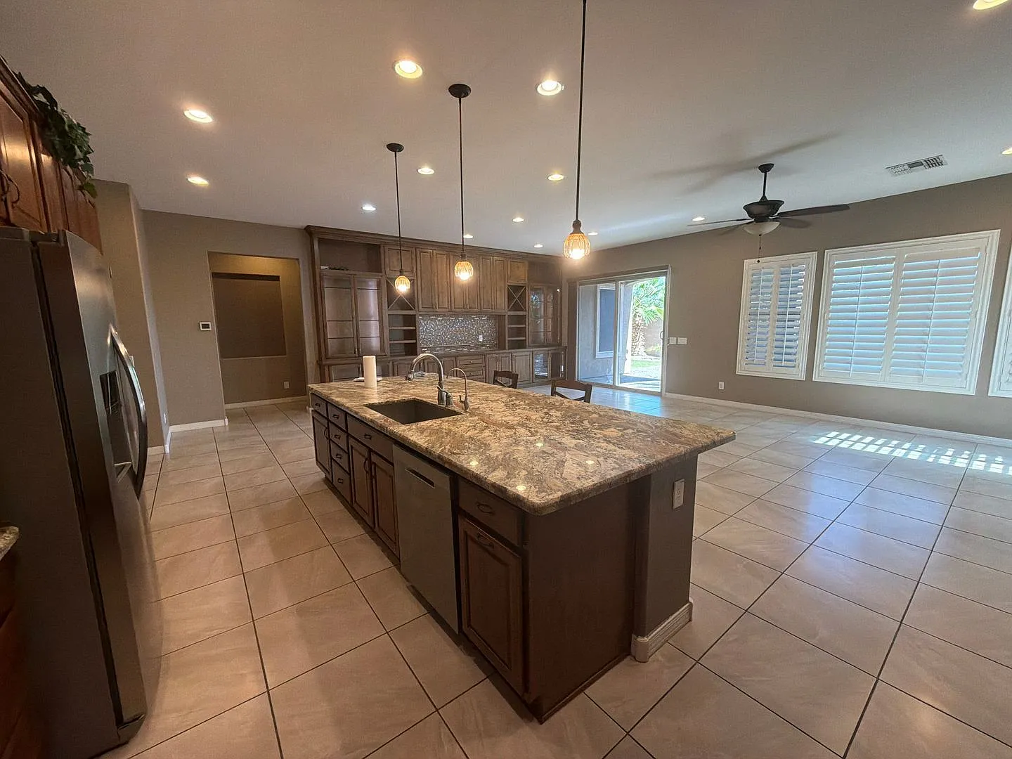 3 bed, 3.0 bath, 2429 sqft, $2,400 — Photo 3