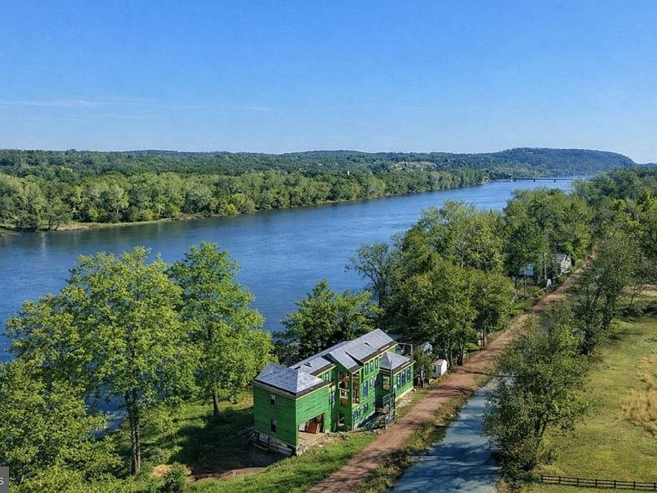 2nd image of 2468 River Rd