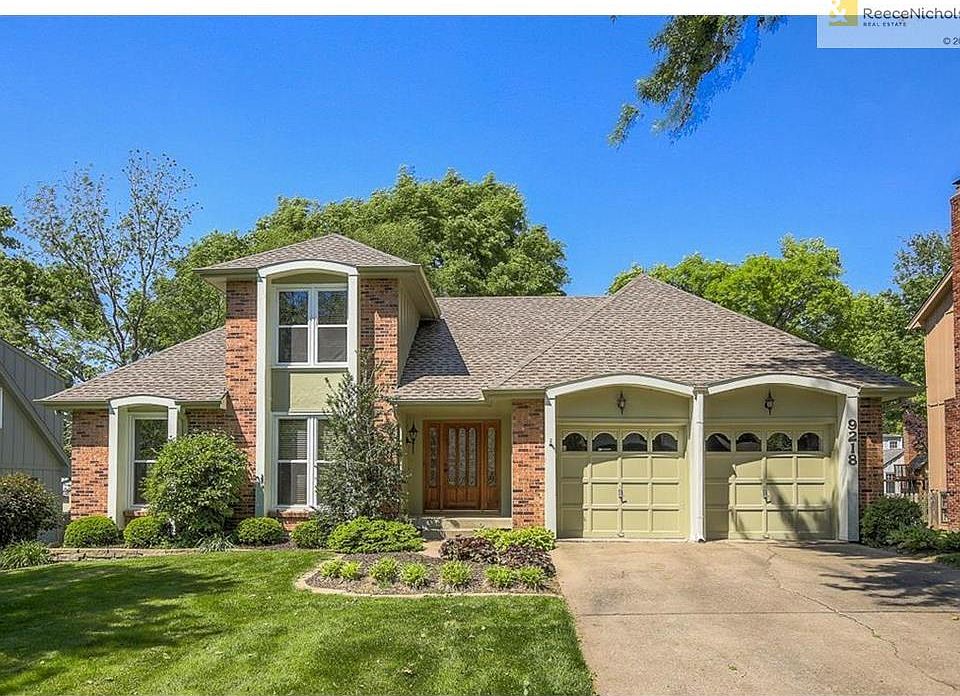 Beautifully manicured  lawn with sprinkler system.