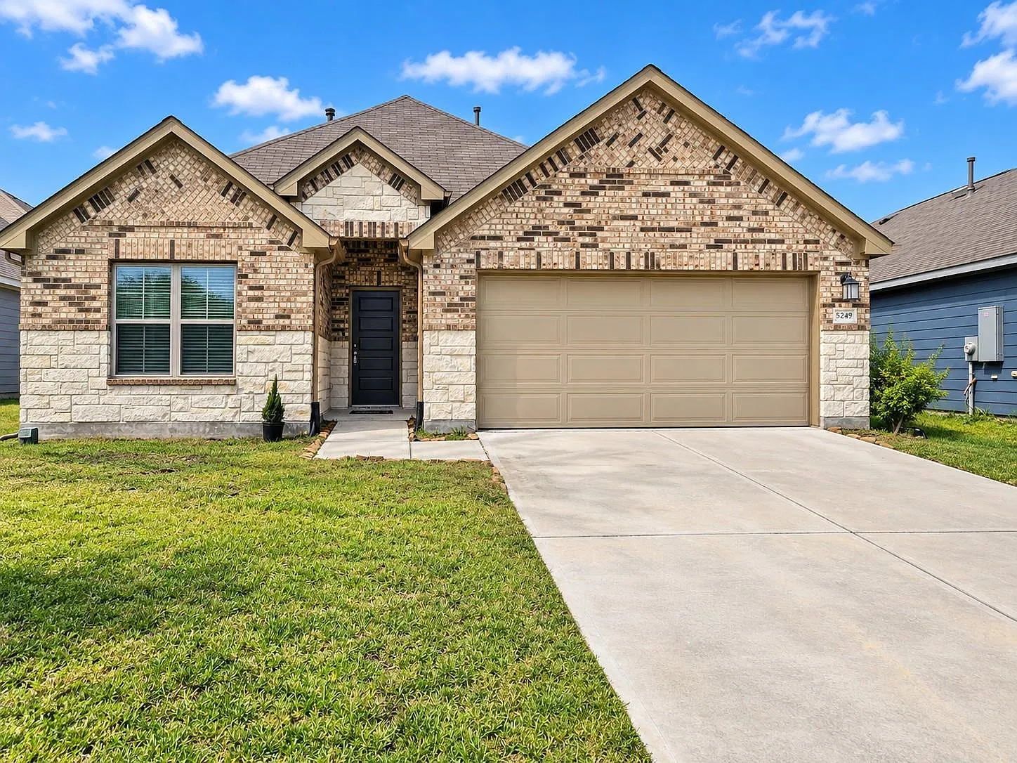 4 bed, 2.0 bath, 1951 sqft, $2,550 — Photo 2
