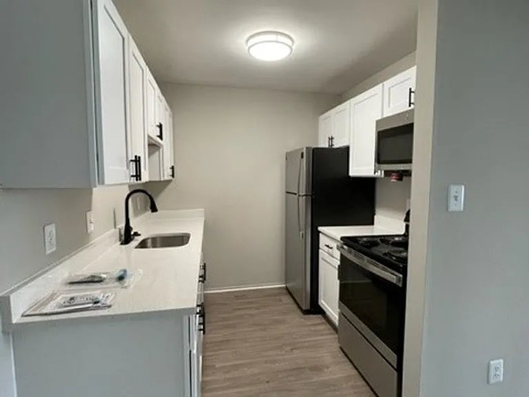 333 Marshall Apartments — Photo 25
