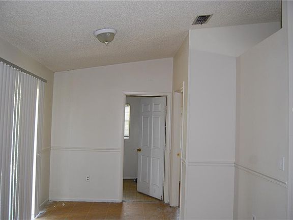 4th image of 4067 Willow Dr S