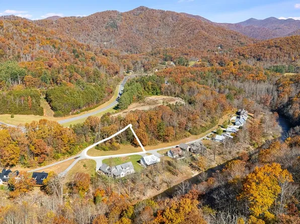 11 Light Waters Dr, Cullowhee, NC 28723