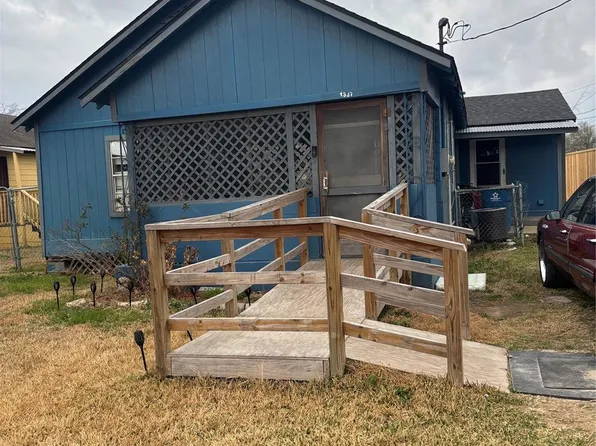 1337 3rd St, Hempstead, TX 77445