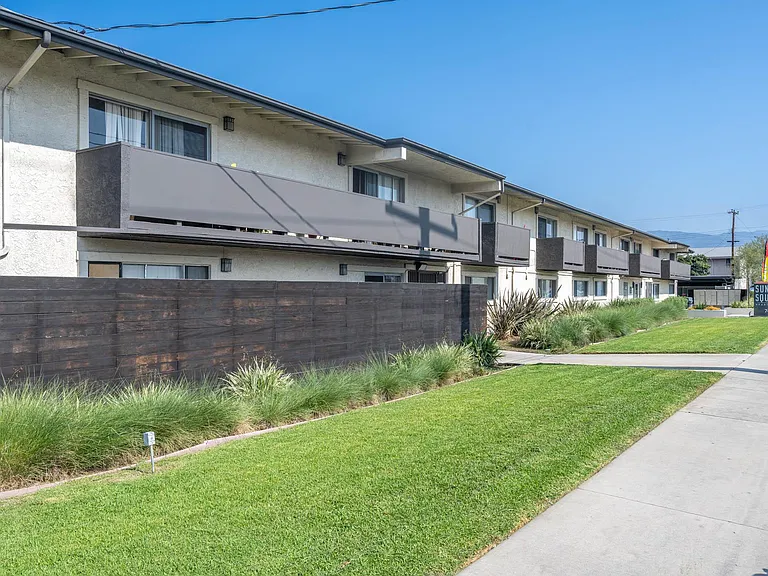 Sunset Square Apartments — Photo 1