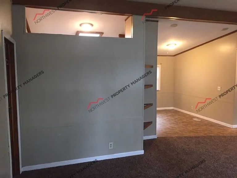 2495 NE Kresky Ave — Photo 3