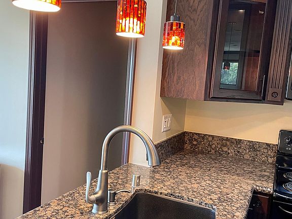 5th image of 2414 S Barrington Ave #302