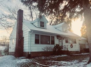 97 Longcroft Rd, Rochester, NY 14609