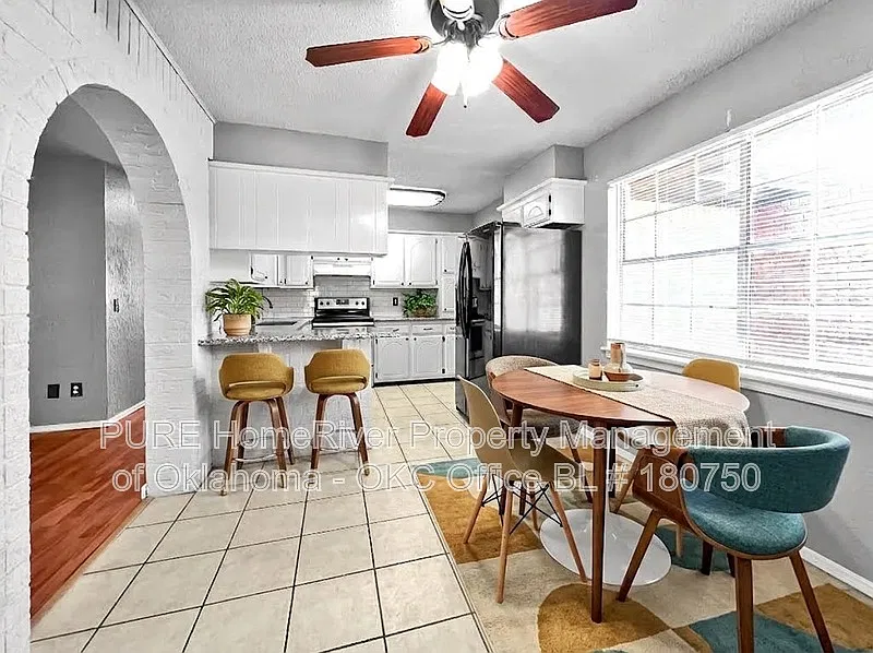 3 bed, 2.0 bath, 1215 sqft, $1,395 — Photo 2