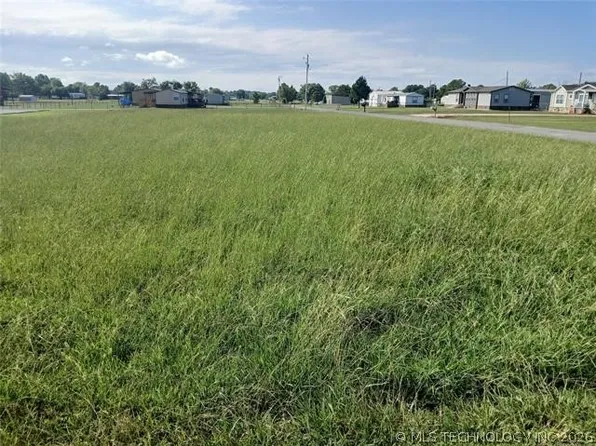 Lake Dr, Checotah, OK 74426
