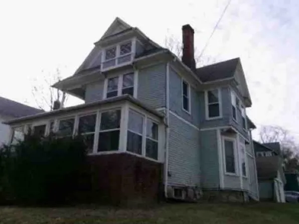 122 N Grove Ave, Freeport, IL 61032