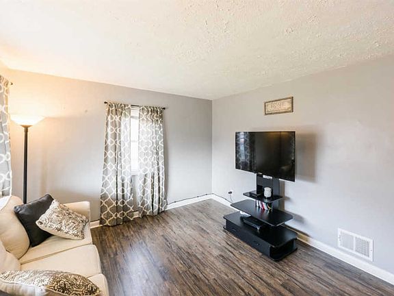 4th image of 3650 Castlewood Ln